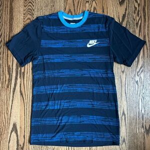 Nike Men's Blue Striped T-Shirt